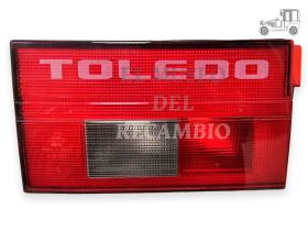 Plástico trasero izquierdo portón rojo Seat Recambio