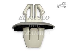 Grapa fijación de parachoques trasero Toyota Rav4 Recambio