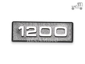 Anagrama "1200" Bocanegra letras gris fondo negro Seat Clásico
