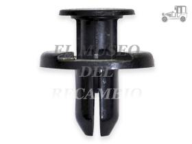 Grapa fijación paso de rueda Nissan y Renault Recambio