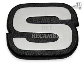 Anagrama adhesivo "S" plata y negro Seat Clásico